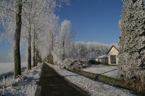 huis met straat en sneeuw
